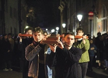 W czasie modlitwy studenci nieśli krzyż.