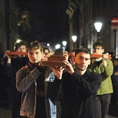 W czasie modlitwy studenci nieśli krzyż.