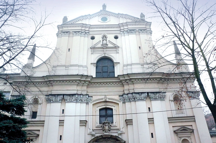 Świątynia należała niegdyś  do zakonu karmelitów bosych.
