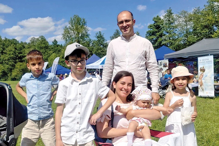Katarzyna i Szczepan z dziećmi są „twarzą” tegorocznego wydarzenia w Wąwolnicy,  na które serdecznie zapraszają. 