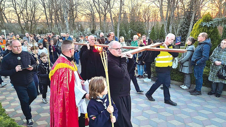 Po raz 12. w Rawie Mazowieckiejwierni rozważali mękę i śmierć Chrystusa.