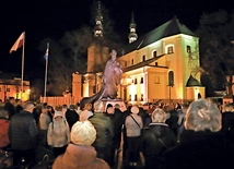 2 kwietnia na ulicach miast i miejscowości wielu wiernych zdecydowało się na udział w publicznej modlitwie  i wyznaniu wiary. 