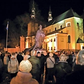 2 kwietnia na ulicach miast i miejscowości wielu wiernych zdecydowało się na udział w publicznej modlitwie  i wyznaniu wiary. 