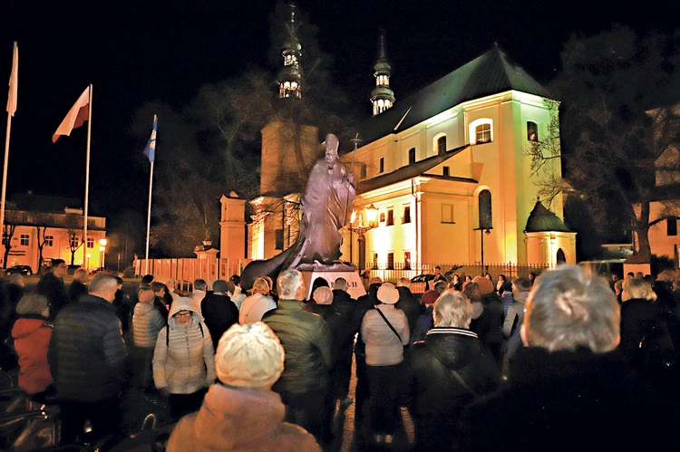 2 kwietnia na ulicach miast i miejscowości wielu wiernych zdecydowało się na udział w publicznej modlitwie  i wyznaniu wiary. 