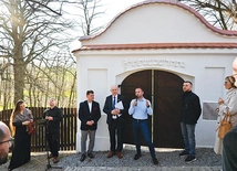 Odnowiona brama cmentarza żydowskiego.