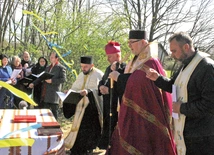 Uroczystość poświęcenia krzyża rozpoczęła się Akatystem  ku czci Bogurodzicy.