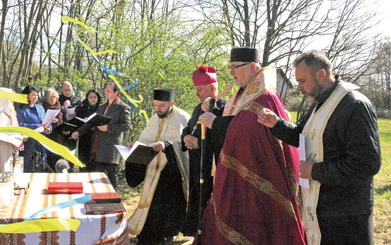 Uroczystość poświęcenia krzyża rozpoczęła się Akatystem  ku czci Bogurodzicy.