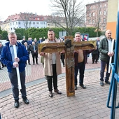 Pielgrzymkę rozpoczęło uroczyste wejście do kościoła za krzyżem. 