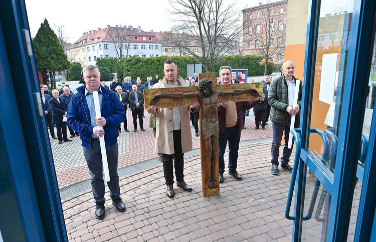 Pielgrzymkę rozpoczęło uroczyste wejście do kościoła za krzyżem. 