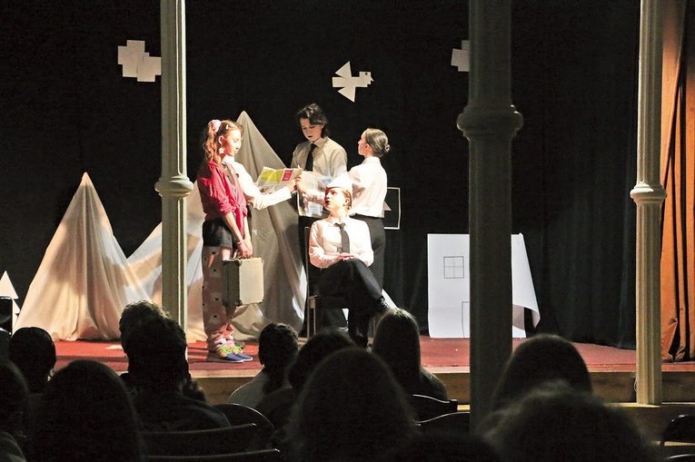 Konkursowe zmagania zrekompensowała sztuka  „Przygody Pędrka Wyrzutka”  S. Themersona, przygotowana  z okazji  Dnia Teatru  przez artystów szkolnego koła teatralnego. 