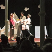Konkursowe zmagania zrekompensowała sztuka  „Przygody Pędrka Wyrzutka”  S. Themersona, przygotowana  z okazji  Dnia Teatru  przez artystów szkolnego koła teatralnego. 