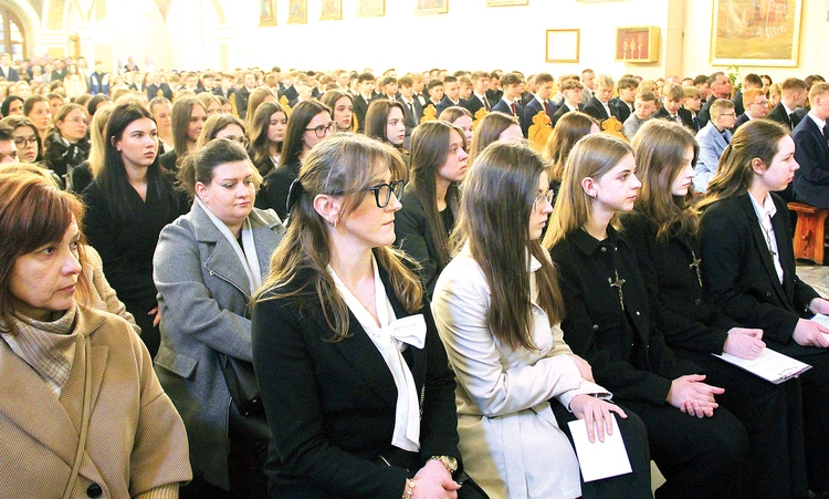 Jeśli młodzi wezmą sobie sakrament do serca, wypełnią kościoły nie tylko od święta.