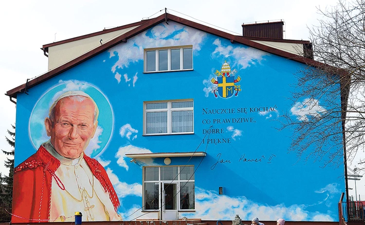 Pomysł stworzenia malowidła zrodził się po nadaniu szkole imienia św. Jana Pawła II w 2023 roku. 