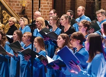 Białołęccy chórzyści współpracują z solistami Polskiej Opery Królewskiej i z instrumentalistami Filharmonii Narodowej. 