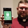 Ks. Michał ma nadzieję, że defibrylator nie będzie  nigdy potrzebny,  ale ważne,  żeby był.