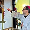 Hierarcha zachęca, by zgłębić symbolikę liturgii Triduum Paschalnego.