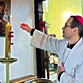 Hierarcha zachęca, by zgłębić symbolikę liturgii Triduum Paschalnego.