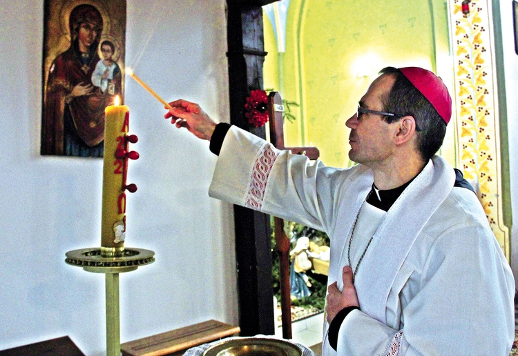 Hierarcha zachęca, by zgłębić symbolikę liturgii Triduum Paschalnego.