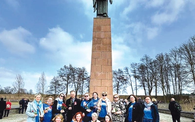 Przedstawiciele „Warsztatów w drodze” przy pomniku Niosącej, upamiętniającym ofiary obozu. Bł. Natalia Tułsiewicz jest patronką ich sierpniowej pielgrzymki na Jasną Górę już od 22 lat, czyli na długo przed tym, gdy episkopat ogłosił ją patronką nauczycieli w Polsce (2022 r.).