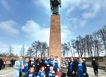 Przedstawiciele „Warsztatów w drodze” przy pomniku Niosącej, upamiętniającym ofiary obozu. Bł. Natalia Tułsiewicz jest patronką ich sierpniowej pielgrzymki na Jasną Górę już od 22 lat, czyli na długo przed tym, gdy episkopat ogłosił ją patronką nauczycieli w Polsce (2022 r.).
