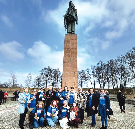 Przedstawiciele „Warsztatów w drodze” przy pomniku Niosącej, upamiętniającym ofiary obozu. Bł. Natalia Tułsiewicz jest patronką ich sierpniowej pielgrzymki na Jasną Górę już od 22 lat, czyli na długo przed tym, gdy episkopat ogłosił ją patronką nauczycieli w Polsce (2022 r.).