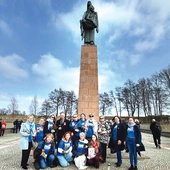Przedstawiciele „Warsztatów w drodze” przy pomniku Niosącej, upamiętniającym ofiary obozu. Bł. Natalia Tułsiewicz jest patronką ich sierpniowej pielgrzymki na Jasną Górę już od 22 lat, czyli na długo przed tym, gdy episkopat ogłosił ją patronką nauczycieli w Polsce (2022 r.).