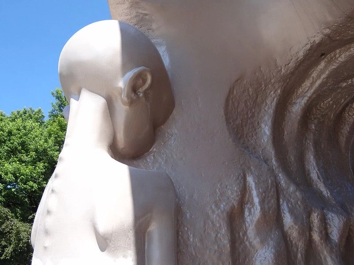 Fragment pomnika upamiętniającego cierpienie dzieci