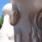 Fragment pomnika upamiętniającego cierpienie dzieci