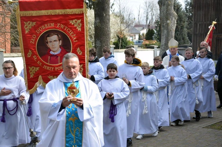 Odsłonięto pomnik bł. ks. Popiełuszki w Skotnikach