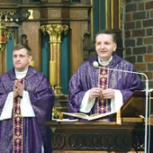 Przed wyjazdem ks. A. Zawistowski przewodniczył Mszy Świętej w kościele farnym w Radomiu.