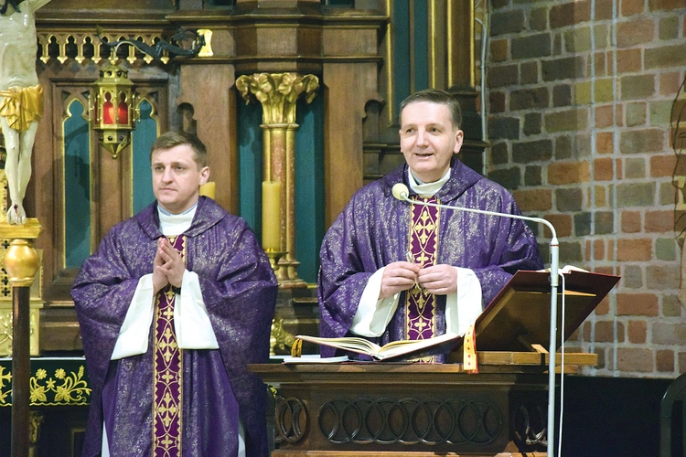 Przed wyjazdem ks. A. Zawistowski przewodniczył Mszy Świętej w kościele farnym w Radomiu.