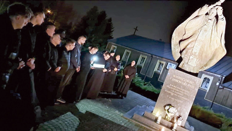 Uczcili Ojca Świętego przez modlitwę do Matki Bożej, której cały się zawierzał.