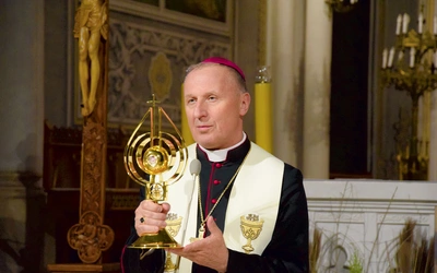 Biskup Solarczyk udziela błogosławieństwa relikwiami papieża Polaka.