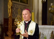 Biskup Solarczyk udziela błogosławieństwa relikwiami papieża Polaka.