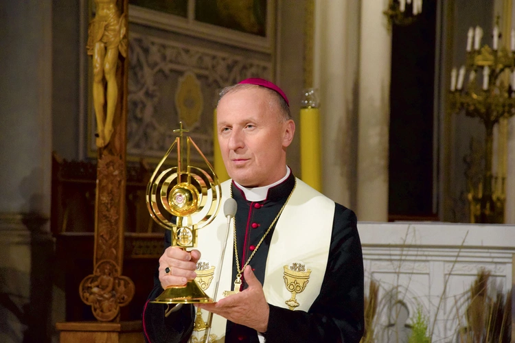 Biskup Solarczyk udziela błogosławieństwa relikwiami papieża Polaka.