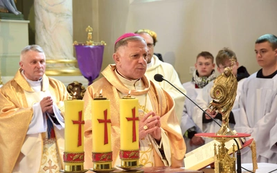 Abp Mokrzycki  w czasie  Mszy św.  w gowarczowskiej świątyni. 