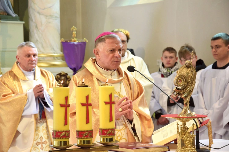 Abp Mokrzycki  w czasie  Mszy św.  w gowarczowskiej świątyni. 