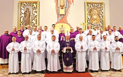 Nowi świeccy pomocnicy z bp. Markiem Solarczykiem i duszpasterzami.