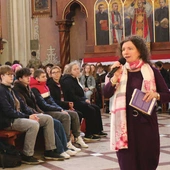 Siostra Ola Nowak zachęcała młodych, by żyli pełnią życia i nie bali się podejmować wyzwań.