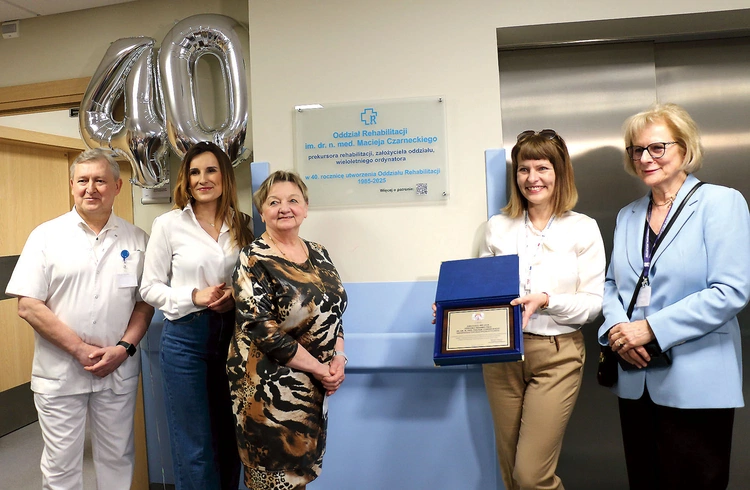 Przy pamiątkowej tablicy (od lewej): Sławomir Jączyński, Marta Michalska-Wilk, Barbara Dudziak, Barbara Łopyta, dyrektorka RSS, i Anna Czarnecka. 