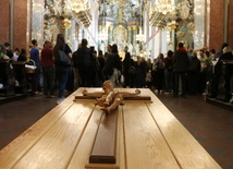  Miłość, która nie brzydzi się nędzą człowieka. Rozmowa z Romanem Ziębą