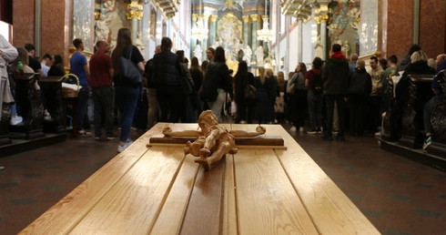  Miłość, która nie brzydzi się nędzą człowieka. Rozmowa z Romanem Ziębą