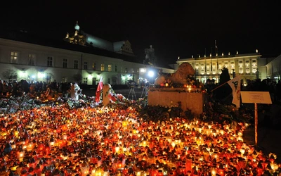 Pożegnanie. 10 i 11 kwietnia 2010 r. temperatura powietrza w Warszawie podniosła się od milionów zniczy