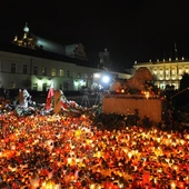 Pożegnanie. 10 i 11 kwietnia 2010 r. temperatura powietrza w Warszawie podniosła się od milionów zniczy