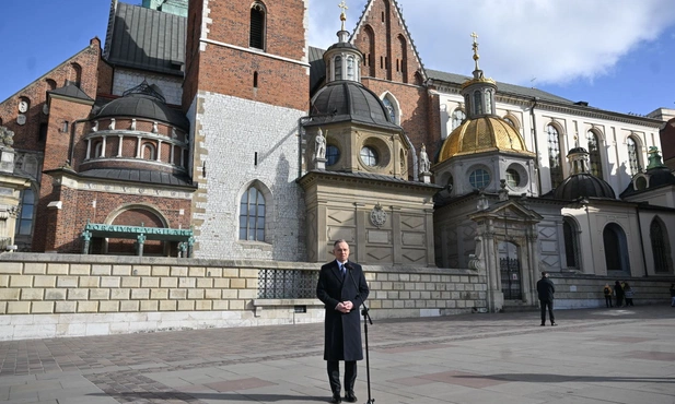 Prezydent Andrzej Duda przed katedrą na Wawelu
