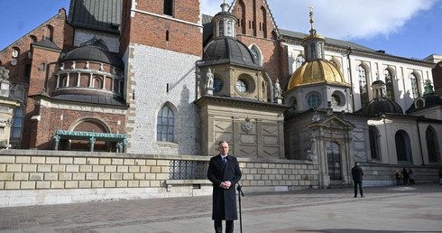 Prezydent Andrzej Duda przed katedrą na Wawelu