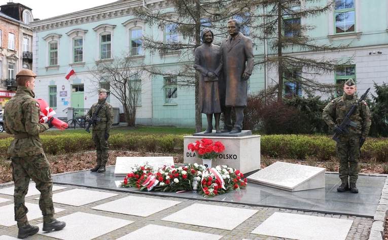 Delegacje złożyły kwiaty pod pomnikiem Lecha i Marii Kaczyńskich przy ul. Żeromskiego.
