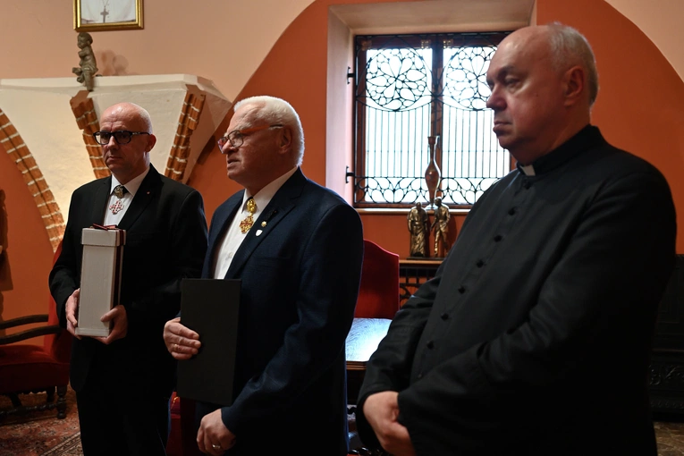 Bożogrobcy przekazali olej z Ziemi Świętej