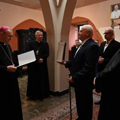 Bożogrobcy przekazali olej z Ziemi Świętej