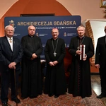 Bożogrobcy przekazali olej z Ziemi Świętej